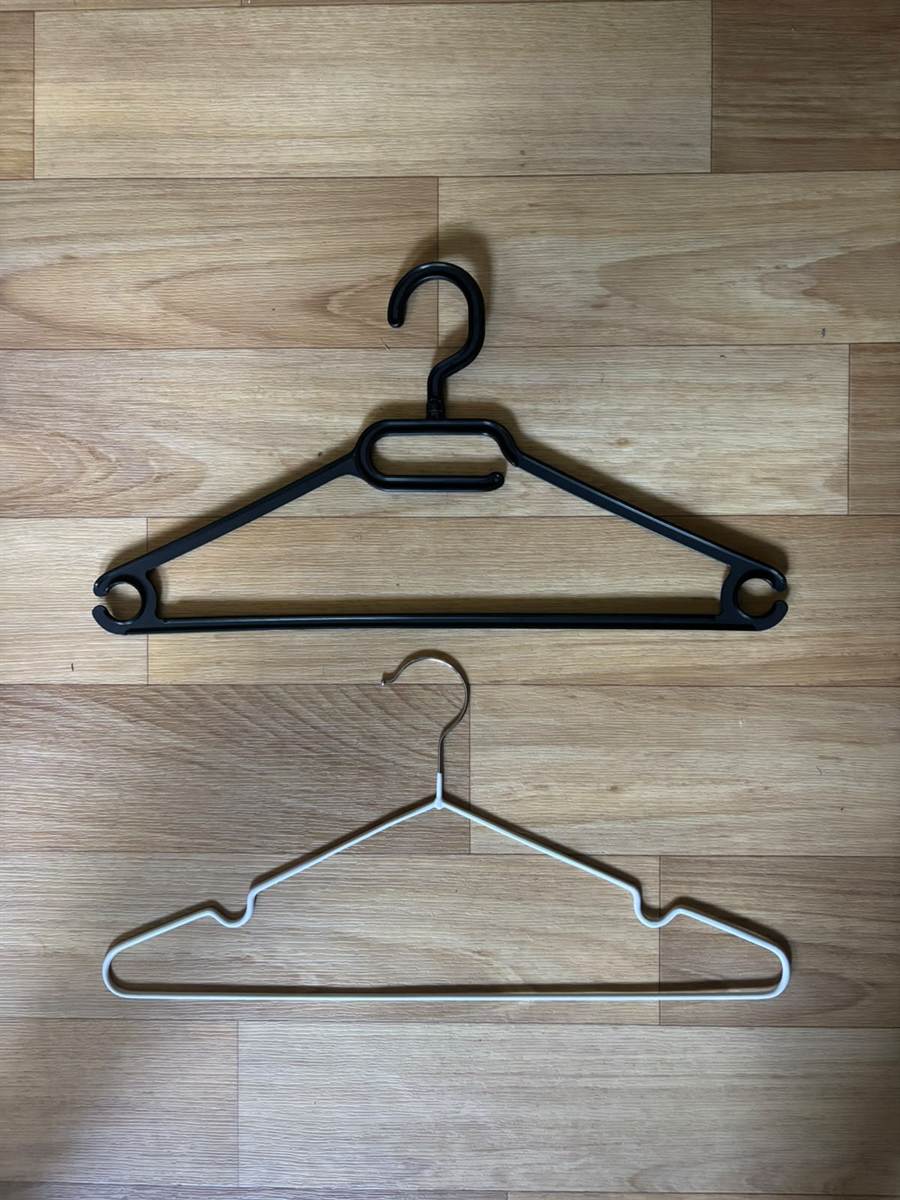 Cintre en fil de fer et cintre en plastique large, comparés pour ranger un maillot