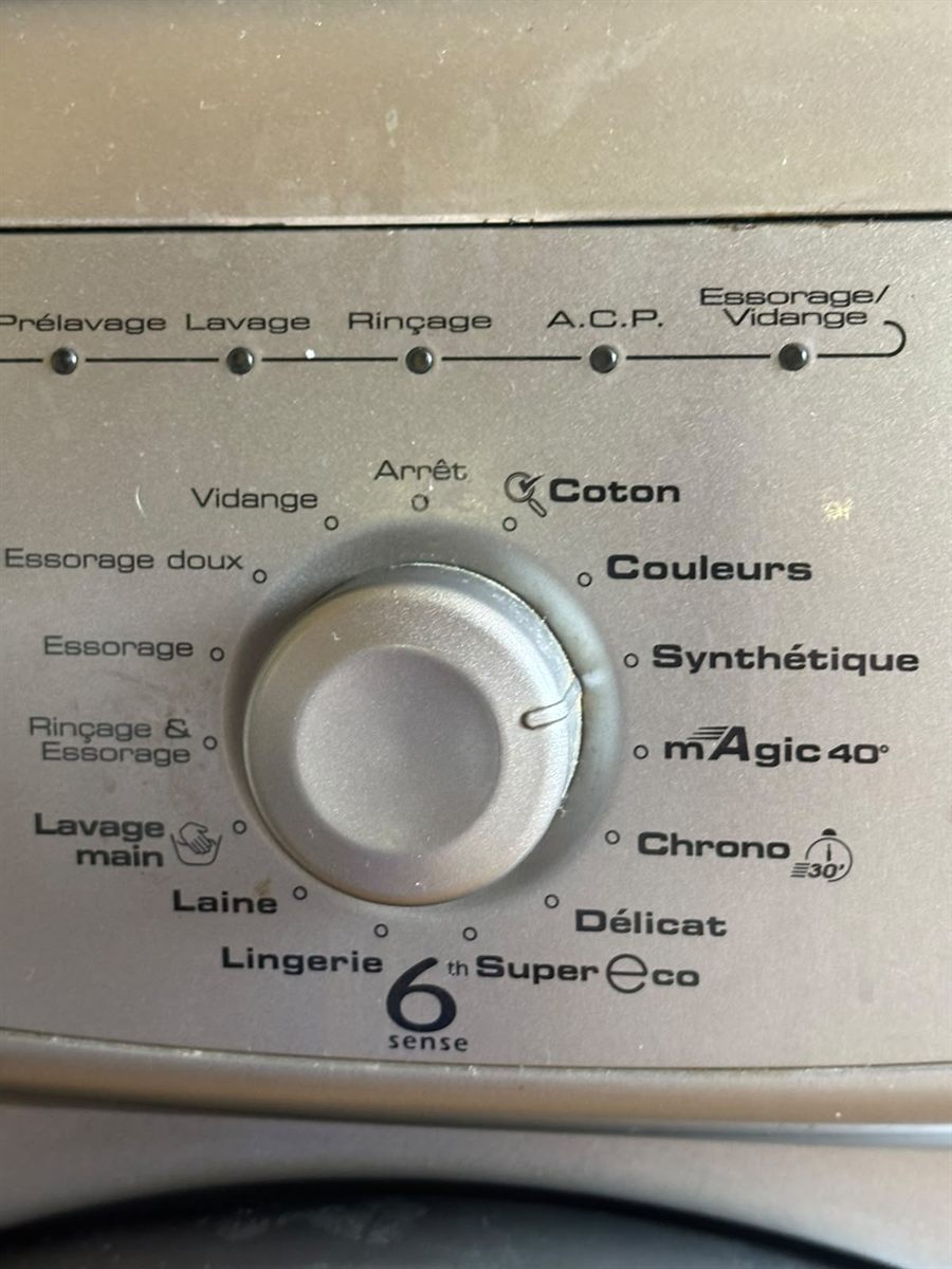 Sélecteur de lave-linge sur le programme synthétique avec essorage réduit