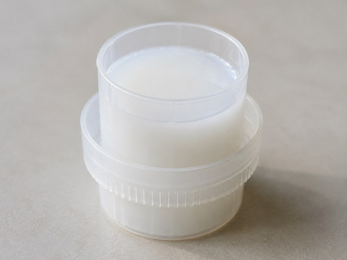 Dose de lessive liquide douce utilisée pour laver un maillot de foot