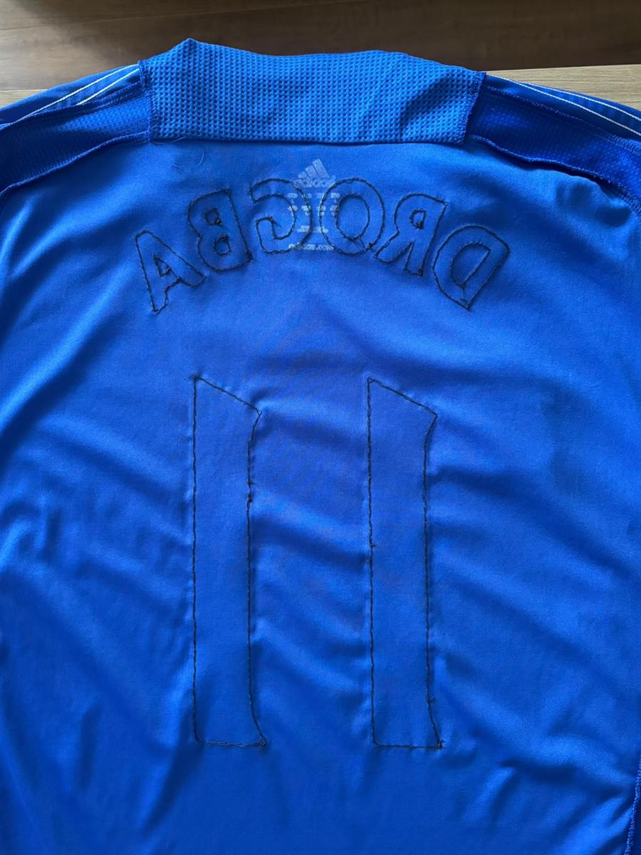 Maillot de foot retourné sur l’envers avant lavage, flocage protégé à l’intérieur
