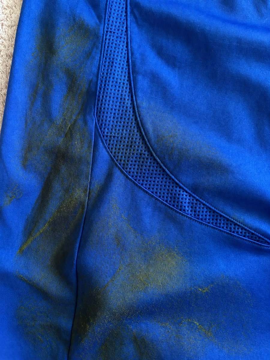 Tache d’herbe sur un maillot de foot avant traitement
