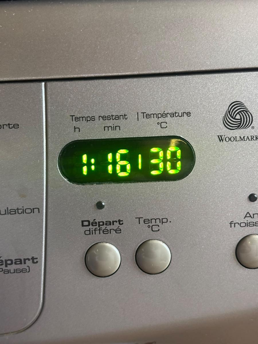 Programmateur de lave-linge réglé sur 30 °C pour laver un maillot de foot