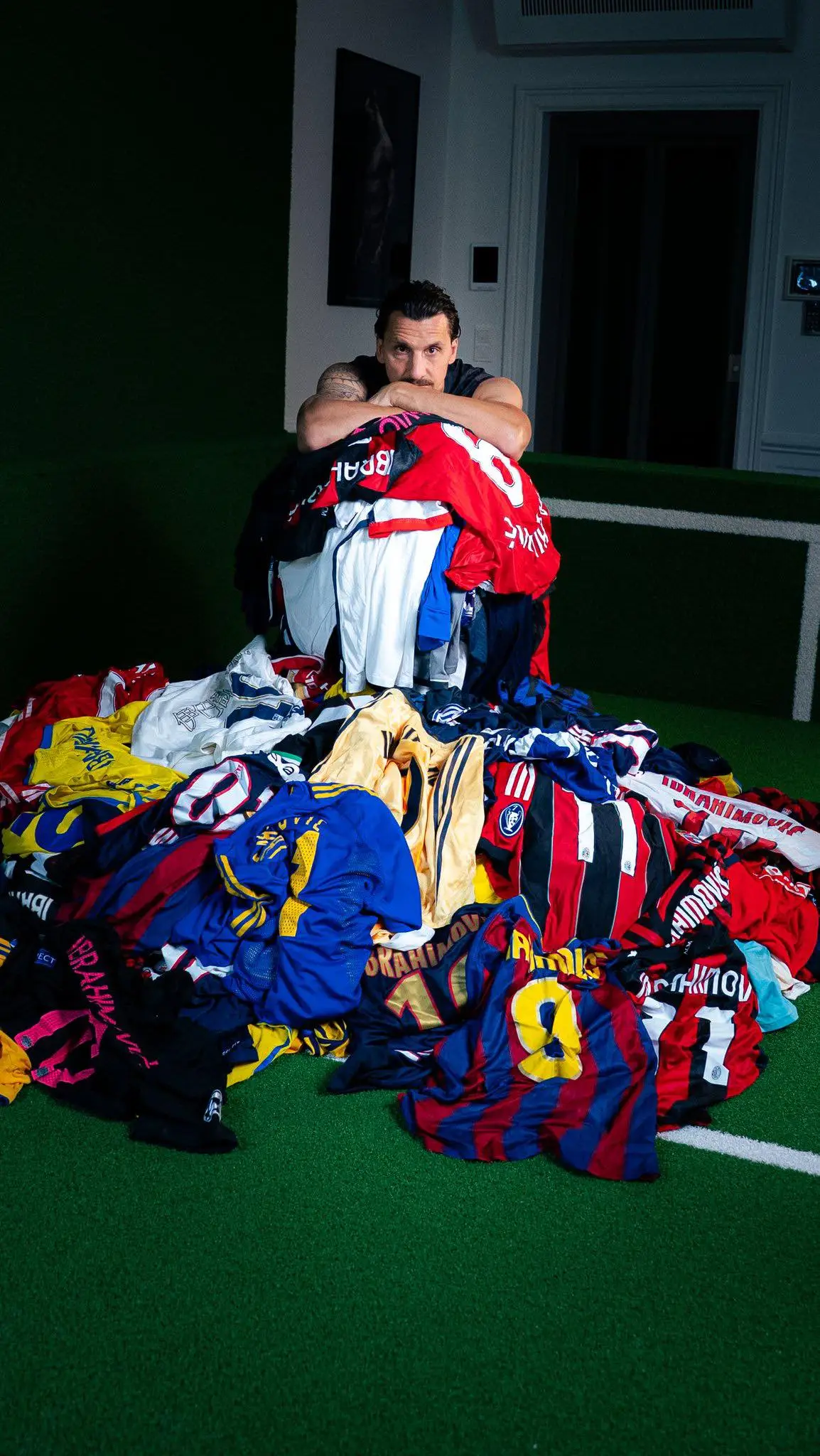Un amoncellement de maillots de football de différents clubs